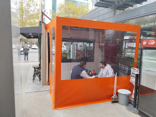 Turuncu şeffaf branda ile kapatılmış kafe önü