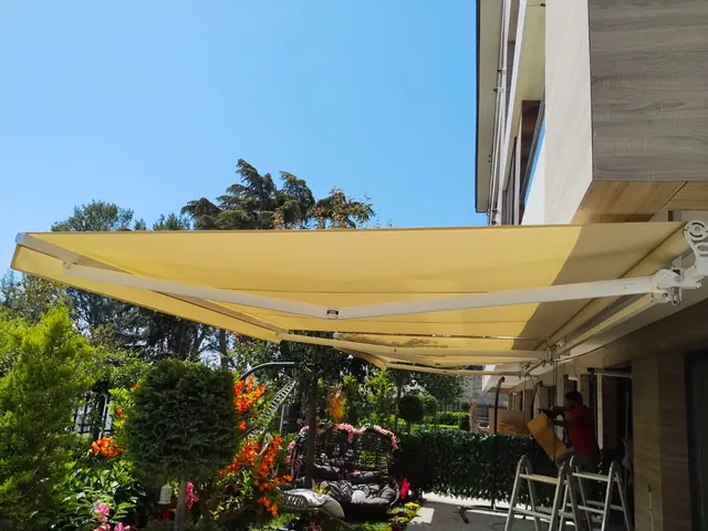 Bahçe cephesinde sarı mafsallı tente