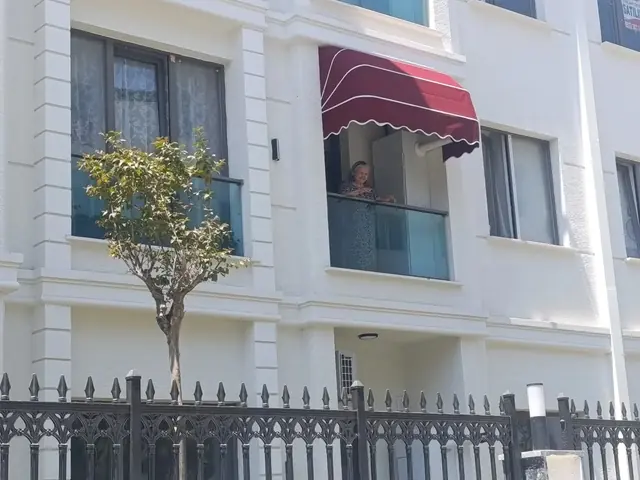 Apartman balkonunda bordo karpuz tente