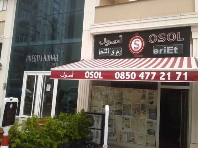 Mağaza girişinde bordo beyaz çizgili tente