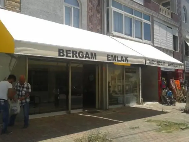 İş yeri girişinde sarı beyaz tente