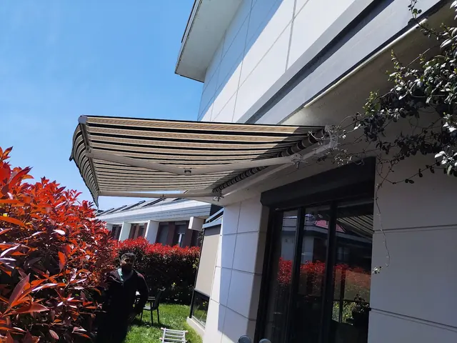 Daire terasında mafsallı tente